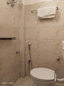uma casa de banho com um WC e um chuveiro em RedFox Hotel-T.Nagar em Chennai