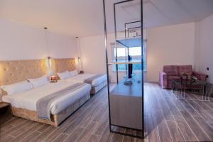 pokój hotelowy z 2 łóżkami i szklaną ścianą w obiekcie Landmark Bhairahawa w Bhairāhawie