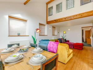 ein Wohnzimmer mit einem Tisch und einem Sofa in der Unterkunft 3 Bed in Coleford 89806 in Coleford