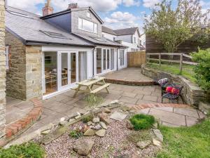 a backyard with a picnic table and a house at 3 Bed in Coleford 89806 in Coleford