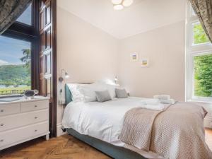 Coltonにある2 Bed in High Stott Park SZ489の白いベッドルーム(ベッド1台、窓付)