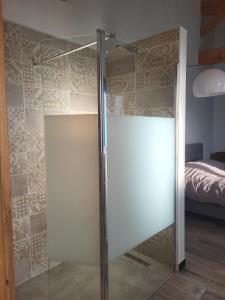 Una puerta corredera de cristal en una habitación con cama en Casa Bonni piscine privée, en Valréas