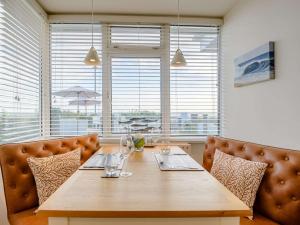 uma sala de jantar com uma mesa de madeira e cadeiras em 1 Bed in Hythe 89969 em Hythe