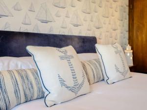 duas almofadas numa cama com velas na parede em 1 Bed in Hythe 89969 em Hythe