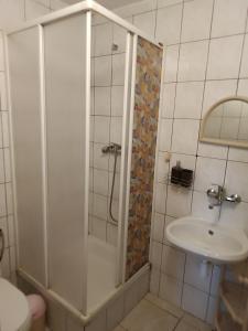 a bathroom with a shower and a sink at Pokoje Gościnne Wanda in Władysławowo