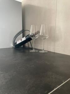 una botella de vino y dos copas de vino en una mesa en Apartman Victor, en Sarajevo