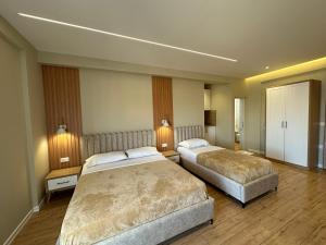 two beds in a hotel room with two beds sidx sidx sidx at Arial Lofts in Vlorë