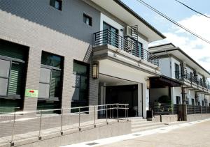 小琉球的住宿－黑皮會館，白色的建筑,有通往入口的斜坡