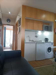 eine Küche mit einer Spüle und einer Waschmaschine in der Unterkunft SBT Sun Beach Terrace "The best house" in Figueira da Foz