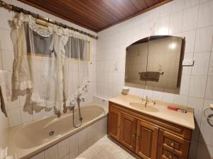 Vannas istaba naktsmītnē Relax, Refresh, Rejuvenate in Luxury and Convenience