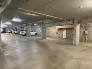 un garage vuoto con auto parcheggiate in esso di ibis Styles Ajaccio Napoleon ad Ajaccio