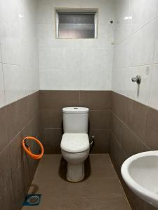 カンガーにあるHomestay Bunga Serojaのトイレと洗面台付きのバスルーム +6枚の写真