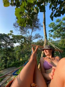 zwei Frauen in einer Hängematte im Dschungel in der Unterkunft Little wood villa Doluwa in Kandy