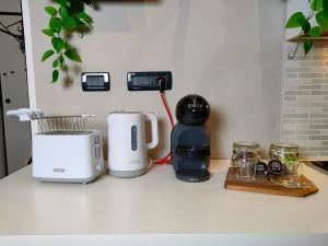 un piano di lavoro con macchinetta del caffè e frullatore di Elegant Smart Suite with Free Parking a Torino