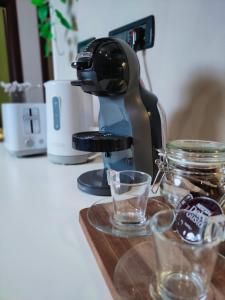Set per la preparazione di tè e caffè presso Elegant Smart Suite with Free Parking