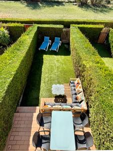 un jardín con sillas, mesas y sombrillas en Casas Plus Costa Brava, en L'Estartit