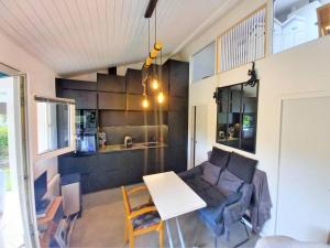 una sala de estar con un sofá y una mesa en Saint Palais sur Mer - VILLA MITOYENNE - HAUTS de ST PALAIS - PISCINE, en Saint-Palais-sur-Mer