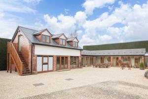 een huis waar een paard voor staat bij Stable Lodge - Boutique Bed & Breakfast in Cheltenham