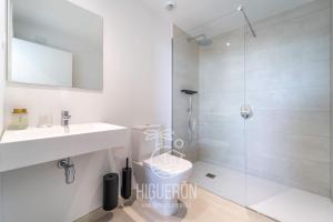 Un baño con ducha, lavabo e inodoro. en HigueronRentals Twin apartments, en Málaga 52 fotos más