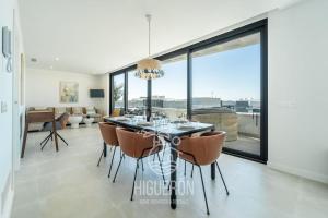 Un comedor con mesa y sillas en HigueronRentals Twin apartments, en Málaga