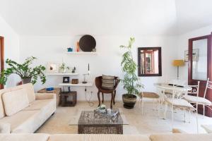 een woonkamer met een bank en een tafel bij Charming New Apt in Jaffa Near Sea in Tel Aviv