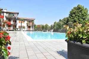 uma piscina em frente a uma casa em I Limoni Bilocale in residence con piscina em Peschiera del Garda