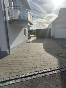 a balcony on the side of a building with a patio at 5-Zimmer-Maisonette Wohnung in Oberbalzheim