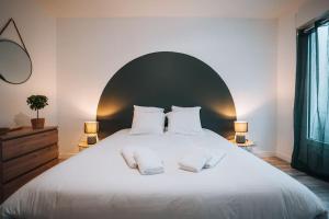 Ένα ή περισσότερα κρεβάτια σε δωμάτιο στο Le Sainte-Hélène • Le Modernisme en Cœur de Ville