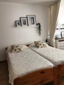 ein Bett in einem Schlafzimmer mit zwei Kissen in der Unterkunft PRIMERA LINEA PEÑISMAR in Peñíscola + 14 Fotos