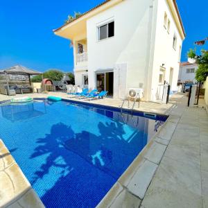 Photo de la galerie de l'établissement Mediterranean Breeze Villa, à Protaras 46 autres photos