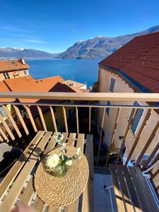 a table on a balcony with a view of the water at Casa Spasù in San Bartolomeo