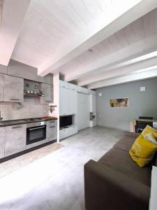 a large living room with a couch and a kitchen at Le Rocche Valnerina Residence in Ferentillo