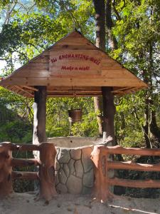 um abrigo de madeira com uma placa que diz que nenhuma área de campismo faz um desejo em The Forest Creek Cabin 
