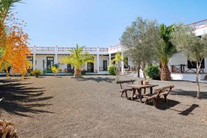 een park met banken en bomen voor een gebouw bij Finca Emblemática - Nº6 Timbayba in La Vegueta