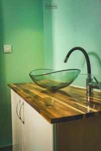een wastafel in de badkamer met een glazen kom op een aanrecht bij Villa la fournaise in Le Tampon
