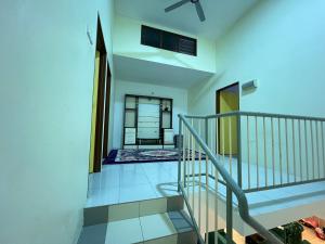 Una escalera en una casa con ventilador de techo en Homestay Alor setar by RINAA, en Langgar