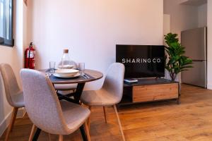 comedor con mesa con sillas y TV en Simancas by SharingCo, en Madrid