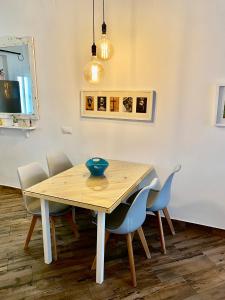 ein Esszimmer mit einem Holztisch und Stühlen in der Unterkunft Apartamento 4pax en pleno centro Alfalfa in Sevilla