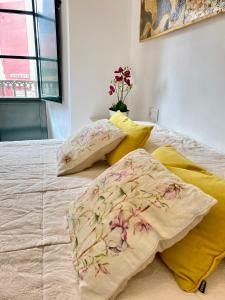 ein Bett mit zwei Kissen darüber in der Unterkunft Apartamento 4pax en pleno centro Alfalfa in Sevilla