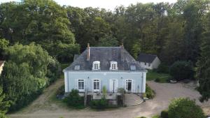 an aerial view of a white house at Hôtel les Grands Chênes in Saint-Fargeau