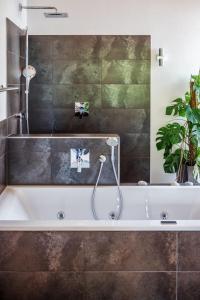 Koupelna v ubytování MöhneSeeBlick + 36 fotografií