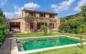 una casa con piscina delante en Casa Futbol, en Sóller