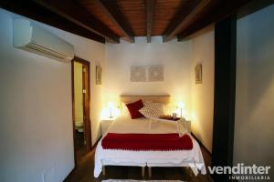 Un dormitorio con una cama blanca con almohadas rojas. en Casa Futbol, en Sóller 18 fotos más