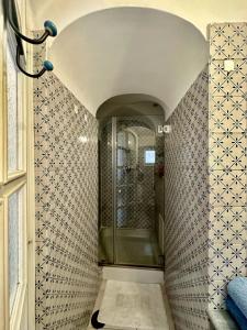 y baño con ducha a ras de suelo y paredes de azulejos. en Center Apartment Capri, en Capri