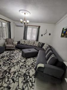 sala de estar con sofá y alfombra en Gümüldür sahile 40m DSİ ve TMO kamp yani, aile için uygun, en Gumuldur