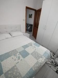 1 dormitorio con 1 cama y suelo a cuadros en Gümüldür sahile 40m DSİ ve TMO kamp yani, aile için uygun, en Gumuldur