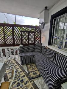 sala de estar con sofá en el balcón en Gümüldür sahile 40m DSİ ve TMO kamp yani, aile için uygun, en Gumuldur