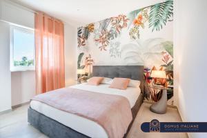 una camera da letto con un grande letto e carta da parati tropicale di Villa del Mar-seaside modern living a Torre a Mare