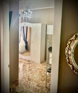 una camera con specchio e lampadario pendente di Il Castello Di Venere a Rota d'Imagna