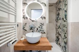 bagno con lavabo a ciotola e specchio di Villa del Mar-seaside modern living a Torre a Mare